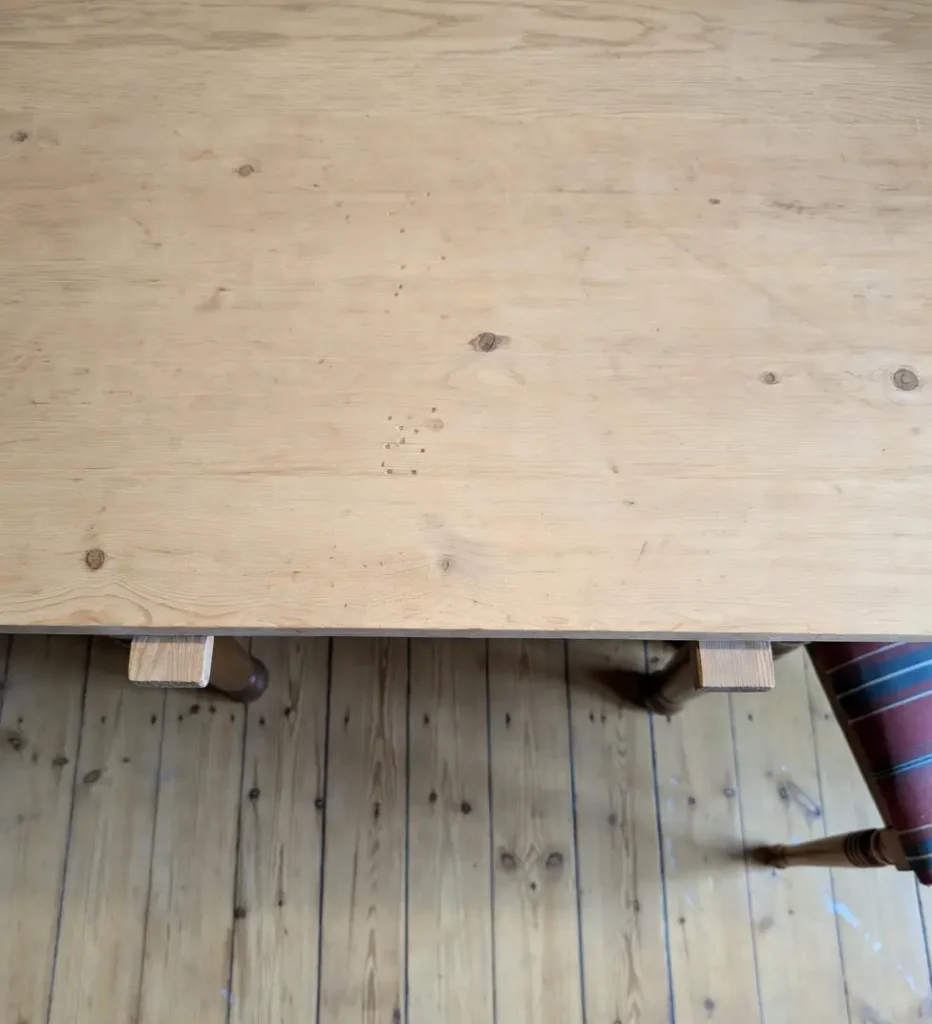 Mesa de madera antigua restaurada con limpieza láser