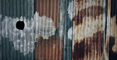 Comparación de limpieza láser antes y después sobre pieza metálica oxidada